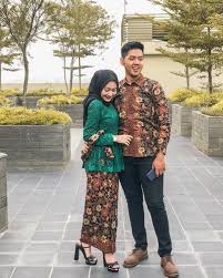 Selain terlihat trendy,menggunakan pakaian couple juga akan terlihat lebih menarik. Kondangan In Style Inspirasi Batik Couple Untuk Hijabers