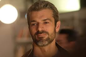 Il ragazzo è il più grande di tre fratelli e sua madre tenta disperatamente, ogni. Doc Nelle Tue Mani Luca Argentero Speriamo Di Poter Tornare Sul Set Per Girare Il Finale