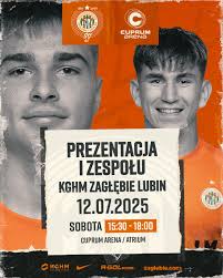 Kibice, już w sobotę spotkamy się w Cuprum Arena na prezentacji zespołu  KGHM Zagłębia Lubin! 🔜 Wydarzenie pełne atrakcji rozpoczniemy o godzinie  15:30, a o 17:00 na miejscu pojawią się piłkarze Miedziowych