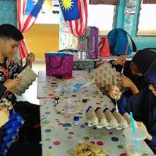 Hiasan yang satu ini akan mempercantik suasana malam hari sehingga terkesan lebih hidup dan lebih meriah. Hiasan Sempena Sambutan Bulan Kemerdekaan Daripada Bahan Kitar Semula