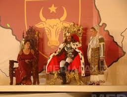 Eu sunt a sa mumă; Primarul Radu MazÄre L A Interpretat Pe Domnitorul Stefan Cel Mare La Carnavalul Din Mamaia Foto