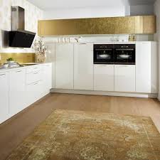Designkuche In Weiss Und Gold Von Kuche Co Kuche Hochglanz Weiss Gold Kuche Kuche Einrichten