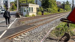 Ferngesteuerte eisenbahn von playmobil + passagierwagen +schranke. Bahnubergange Mit Schrankenwartern Sind Selten Geworden