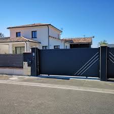 Portail Alu Coulissant Plein Droit Orleans Mister Menuiserie En 2020 Portail Portail Coulissant Portail Alu