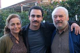 Rosa puglisi, un'assistente sociale, cerca di capire. Chiamami Ancora Amore La Mela Il Secondo Trama Cast Finale Attori