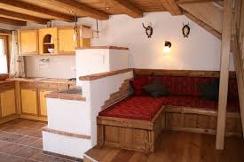 Ascherer Almhutte Thierseetal Almhutte Fur 2 4 Personen Die Liebevoll Gestaltete Ofenbank Alm Einrichtung Gartenhaus