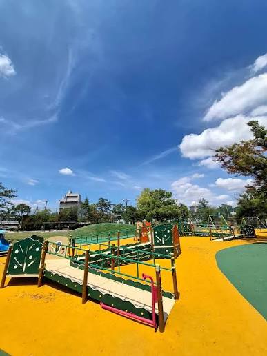 江戸川区 小岩公園》 たまたま通りかかったら…息子が公園デビューした公園、小岩公園が大規模改修されていてびっくり！ 広い芝生に丘があって、車イスの子も遊べる遊具があって、昔の面影がなくなっちゃったのかと思いきや…おままごとを楽しんだお家やアスレチック遊具 ...