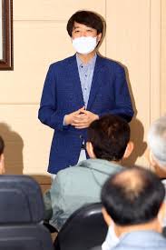 그동안 이준석 후보가 박근혜에게 감사를 표하기는커녕 비난하기 바빴으며 심지어 등을 돌린 채 몇 이와 같은 일각의 비판 여론에 대해 이준석 본인은 난 내 발탁에 있어서 박근혜 대통령에게 감사한다. Pnobav2da1hyym