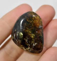 Polished Piece Of Chiapas Amber Uv Color Changing Www Galactic Stone Com Chiapas Mexico Amber Lapidary Fossi Gems And Minerals Rocks And Gems Chiapas