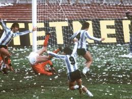 He soon handed over the number 10 shirt to the prodigious diego maradona. Wm News Wm Finale Von 1978 Bleibt Uberschattet