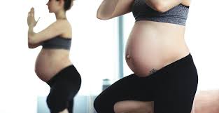 Sakit punggung bagian atas kerap tak jelas penyebabnya. 7 Gerakan Yoga Prenatal Terbaik Untuk Ibu Hamil
