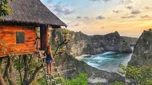 Gambar ini menunjukkan pemandangan senja di salah satu pantai bali. Pesona Molenteng Rumah Pohon Dengan Pemandangan Indah Dari Tebing Pantai Bali