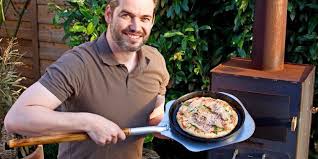 Tu peux la voir ou ajouter pizza haus pattensen pizzeria. Food Blogger Ingo Pieper Aus Pattensen Bereitet Eine Bbq Pizza Zu