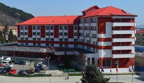 Je vzdialený 1,5 km od rázovitej goralskej obce ždiar, známej pozoruhodnou ľudovou architektúrou a tradičným folklórom. Prezentare Statiune Hotel Magura