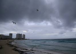 Turistas em cancun após o desastre causado pelo furacão imagem: 8i85jid1atqnqm