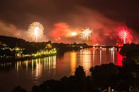 Feu d'artifice et croix rousse. Le Rhin En Flammes Voyages Du Patrimoine Mondial En Europe