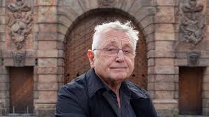 Bývalý ministr vladimír dlouhý, jiří menzel a jeho manželka olga na pohřbu václava havla. Posledni Rozlouceni S Menzelem Bude V Patek V Rudolfinu Rezisera Pripomene I Vystava Aktualne Cz