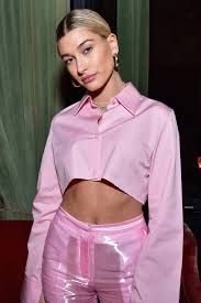Jun 22, 2021 · musiker justin bieber und ehefrau hailey statteten frankreichs präsident emmanuel macron und gattin brigitte einen besuch in paris ab. Hailey Bieber Tragt Pinke Haare Inspiriert Von Justin Biebers Yummy Look Vogue Germany