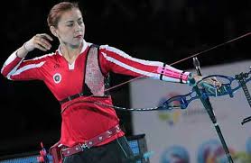 Aunque por muchos años jugó básquetbol, desde que inició su romance con el arco a los once años, es una destacada representante mexicana en el tiro con arco recurvo (olímpico). Aida Roman Va Por Mas