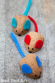Sommaire des idées de bricolages à faire avec les enfants le mercredi. Walnut Racing Mice From Red Ted Art One Perfect Day Craft Bricolages Avec Des Coquillages Creations D Automne