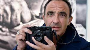 Nikos aliagas poses with his work during 'ames grecques' : Nikos Aliagas Expose Ses Portraits Sans Artifice Loin Des Cliches De La Tele