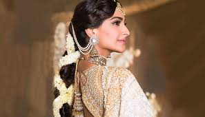 I love this look because of the free shape and easy feeling. Best Gajra Hairstyles For Short Hair Long Hair Nykaa S Beauty Book