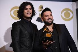 Thanks to dan + shay, this is the sweetest thing you will see today. Dan Shay Share Adorable Video Of Boy Singing 10 000 Hours To Baby Brother With Down Syndrome Watch Wfms