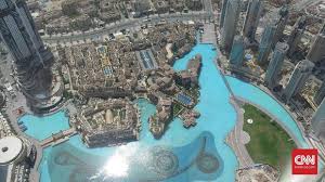 Terbang ke negeri seribu satu malam, disitulah anda akan menemukan gedung burj khalifa yang namun sayangnya di tahun 2019 nanti burj khalifa akan tergeser posisinya menjadi gedung tertinggi nomor dua gedung yang terletak di kota laut merah ini, awalnya, dirancang setinggi 1.6 kilometer. Mengembara Dalam Fatamorgana Dubai