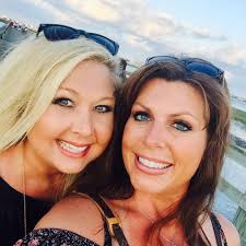 Its best friends weekend !! Share pics of you and your best friends with  me😁😁😁😁. My best friends Matt Deskins my fiancé And of course my life  long best friend Nikki! I've