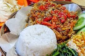 Nasi uduk komplet siap untuk disantap. Punya Uang Rp 15 Ribu Bisa Makan Ayam Geprek Di Sini