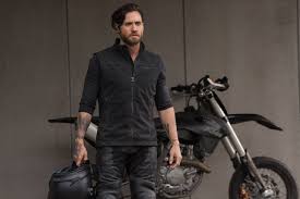 Mike mitchell point break tattoo movie crafts woodcut art pop culture art cinema film books expo geek art. Point Break Stunts Watch Featurettes At Comingsoon Net Point Break Edgar Ramirez Point Break 2015