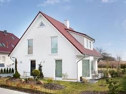 Klassisches Einfamilienhaus Mit Weiss Verputzter Fassade Und Satteldach Eco System Haus Haus Fassade Haus Einfamilienhaus