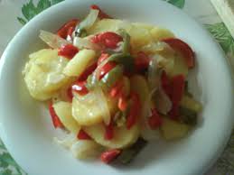 Después, añade la cebolleta y pimientos, las rodajas de patata, una pizca de sal y remueve con la cuchara. Patatas A Lo Pobre Olla Expres Microondas Floruca