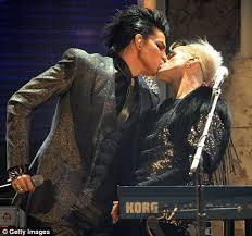 Adam lambert performs on american idol final 2009. American Idol Star Adam Lambert Sparks 1 500 Complaints Over Racy Performance On American Music Awards Daily Mail Online