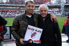 Jugamos como los que están salvando vidas en esta pandemia Diego Borinsky On Twitter Chapa Retegui Con D Onofrio Premiado Antes Del Partido Y Una Sonrisa Propia De Hincha De River Foto Nicolasaboaf