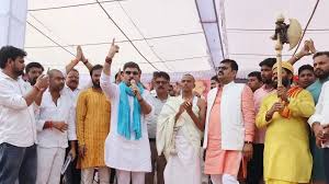 देवरिया हत्याकांड: UP ही नहीं, बिहार से भी श्रद्धांजलि सभा में पहुंचे लोग, हत्यारों को फांसी देने की उठी मांग - Deoria massacre Dubey family shradhanjali sabha ...