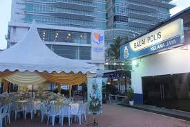 Dalam kesibukan kerja, ketua polis daerah petaling jaya acp nik ezanee mohd faisal sempat meluangkan masa meziarah jirannya dulu yang pernah menjaganya. Majlis Perkahwinan Anak Sjn Azmi Balai Polis Kelana Jaya Facebook