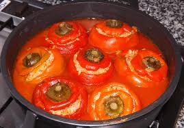 Pon los pimientos rellenos en una bandeja engrasada y hornea durante 20 minutos a 200°c valora esta receta. Pimientos Rellenos De La Senora Del Campo Jaime Cocina