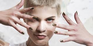 Pose d'ongles en gel 45€ retouche 40€ ongle cassé gratuit. Comment Bien Mettre Du Vernis A Ongles Cosmopolitan Fr