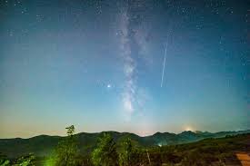 2021英仙座流星雨观赏位置+直播观看方式 观看时间：8月12日晚到13日凌晨 极大期出现时间：预计北京时间8月13日3时到6时 观赏位置：无须观测设备，野外视野开阔地点适合 公众可以通过相关天文观测软件找到英仙座所在的天空位置。 Bgmzh Anvktemm
