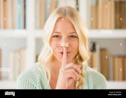 Donna vecchia con dito immagini e fotografie stock ad alta risoluzione