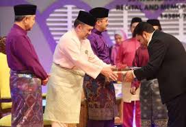 Gadis ini membawa pulang hadiah berupa kepingan emas bernilai rm70,000 sumbangan yayasan pembangunan ekonomi islam malaysia. Qari Iran Qariah M Sia Johan Tilawah