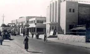 سينما دنيا في مدينة رام الله توقفت عن النبض في مقتبل العمر تأسست سنة 1945 وتم هدمها سنة 1994 موقعها في الشارع الر Palestine History Old Pictures Street View
