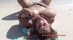 Femme mature nue sur la plage, spécialement pour Demian | xHamster