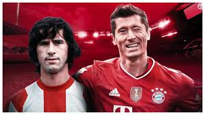 Lewandowski, al celebrar, se levantó la camiseta para buscar otra con una imagen de gerd müller y con una leyenda que decía en inglés 4 ever gerd. Friburgo Bayern El Bayern Empata En Friburgo Pero Lewandowski Iguala El Historico Record De Torpedo Muller Bundesliga