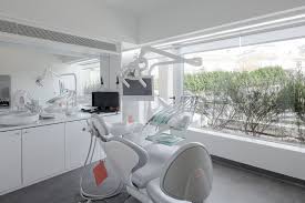 Gallery Of Dental Clinic In Oporto Paulo Merlini 13 Clinic Interior Design Dental Office Dental Clinic