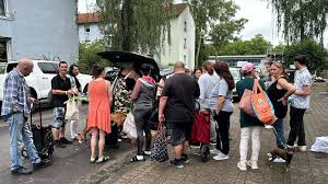 Bei unserer sehr gut besuchten letzten Hunde- Katzenfutter- und  Lebensmittelausgabe vor ca. 3 Wochen waren unsere 3 Autos wieder bis unter  die Decke mit Spendenwaren befüllt. Hunde- und Katzenfutter wurde wie immer