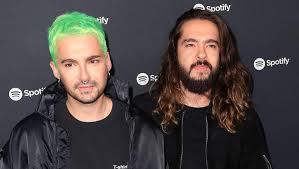 Im vergleich zu früher sieht er normal aus. Bill Kaulitz Die Erste Zigarette Rauchten Er Und Bruder Tom Schon Mit 6 Jahren Musikexpress