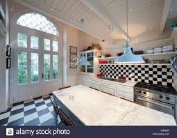 Alibaba.com offers a wide variety of lowes linoleum vinyl flooring rolls and sheets sold by certified suppliers, manufacturers and wholesalers. Schachbrett Boden Kuche Interieur Stockfotografie Alamy