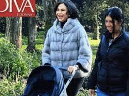 Ramona badescu sarà mamma del suo primo figlio a 50 anni. Ramona Badescu Madre A 51 Anni A Spasso Per Roma Con Il Passeggino
